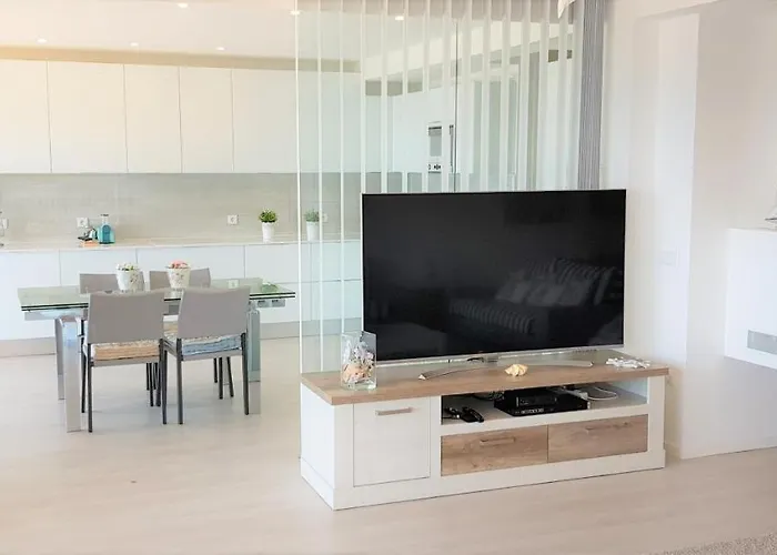 Avenida Dos Banhos *